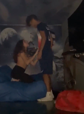 مراهقة ومراهق سكس في السايبر المراهقة جسمها نار – سكس مراهقين
